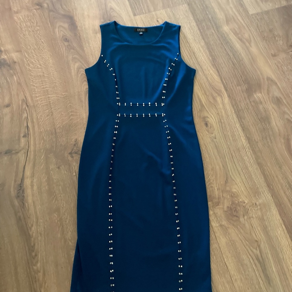 Size 10, covers knees. Never worn.